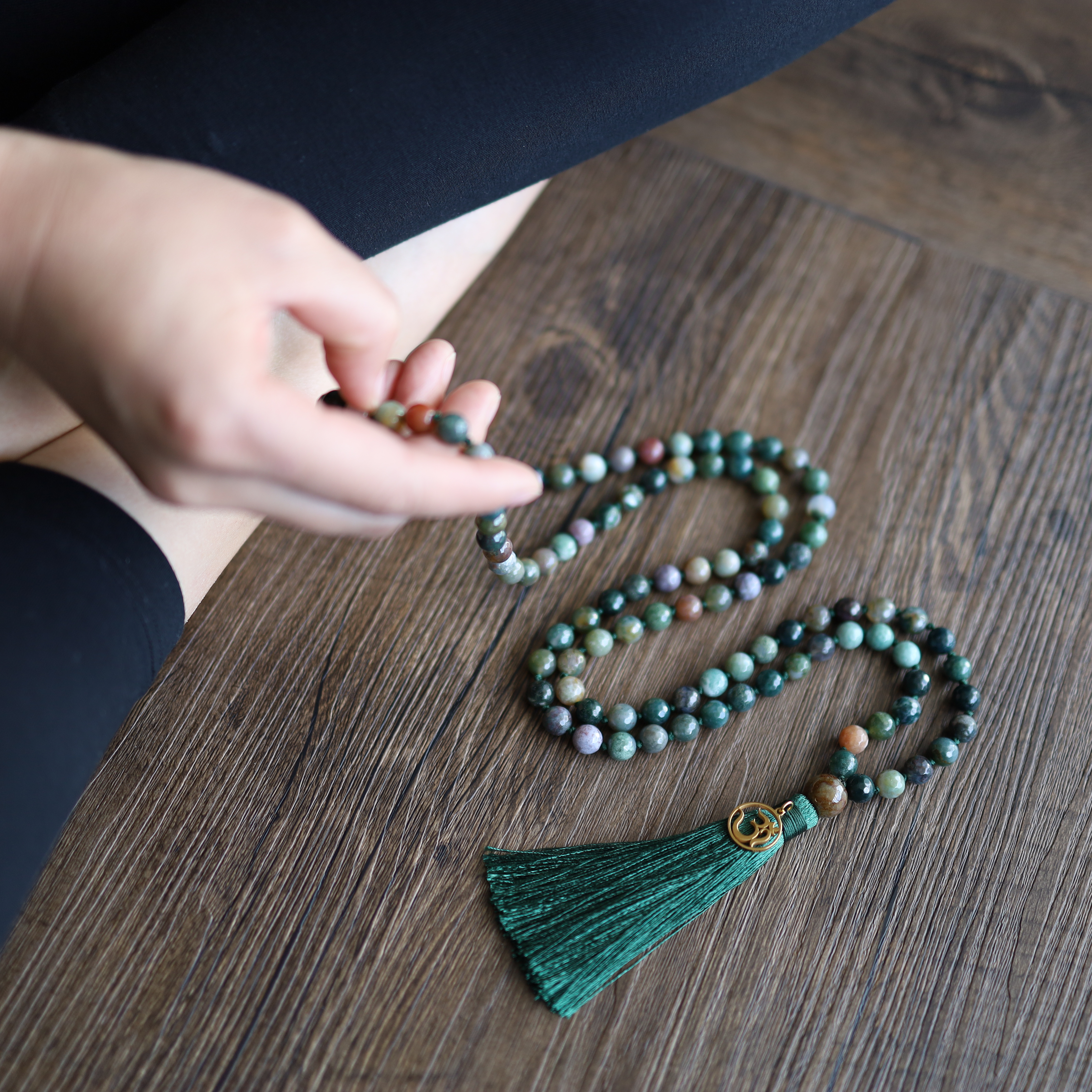 Visita lo Store di COAICOAI Collana Mala Buddista 108 Perle di Pietre Naturali Annodate a Mano con Ciondolo in Acciaio Inox 