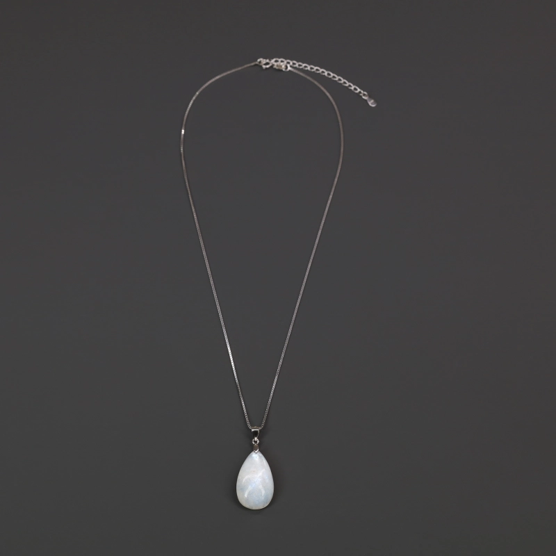 Splendida collana con ciondolo a goccia rettangolare in