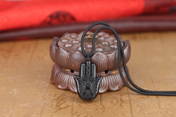 pendentif main de Fatma en obsidienne