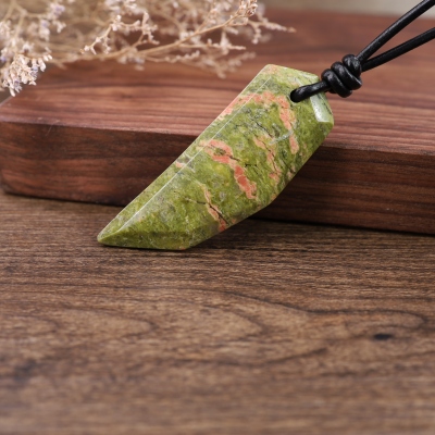 pendentif dent de loup en unakite