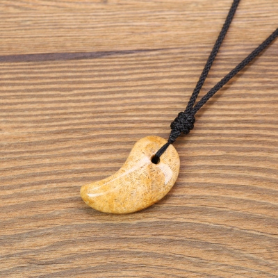 magatama en corail fossile