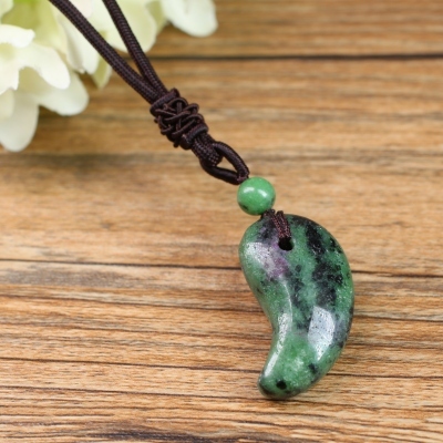 pendente magatama in rubino zoisite