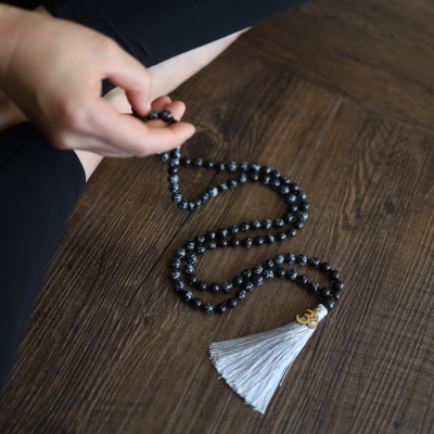 collier mala en obsidienne flocon de neige