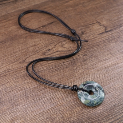 collar de cuero con colgante de jaspe kambaba
