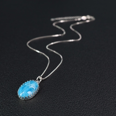 collana con ciondolo ovale in apatite