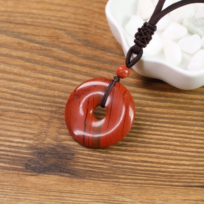 collar con colgante circular de jaspe rojo