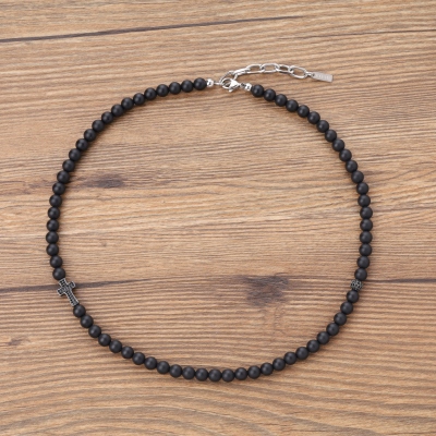 collar cruz con cuentas de ónice mate