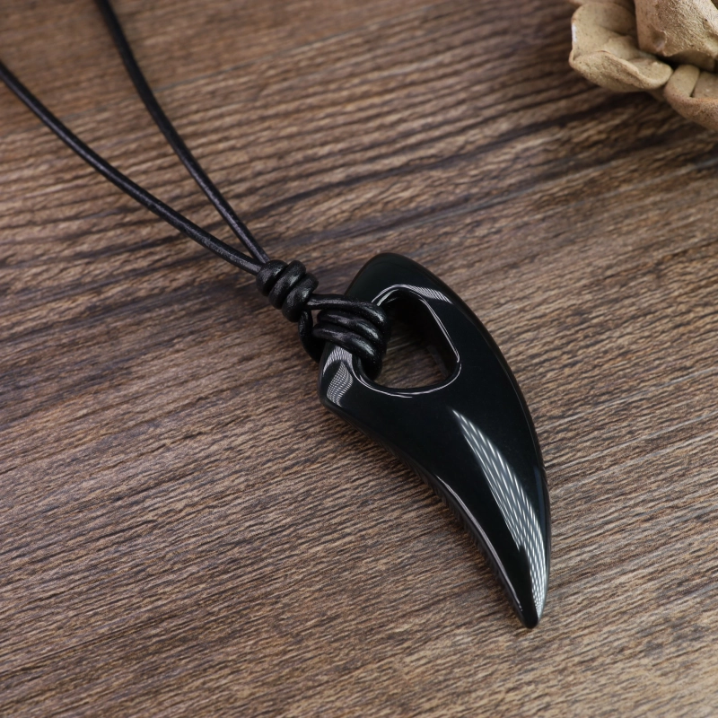 タイ　動物の牙のお守り　ペンダント タイ 動物の牙のお守り ペンダント